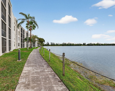 117 Lake Emerald Drive - Photo Thumbnail 4