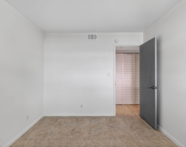 117 Lake Emerald Drive - Photo Thumbnail 17