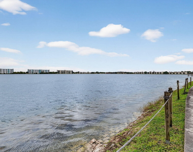 117 Lake Emerald Drive - Photo Thumbnail 5