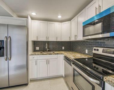20400 W Country Club Drive - Photo Thumbnail 9