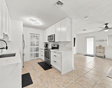 4999 Sw 6th Street - Photo Thumbnail 2
