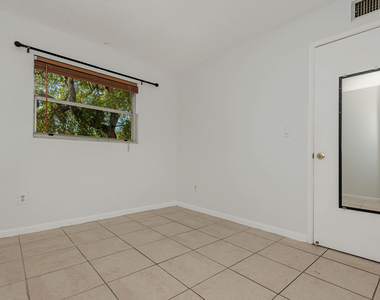 4111 Stirling Road - Photo Thumbnail 13