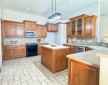18212 Willow Oak Lane - Photo Thumbnail 7