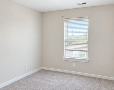 1006 Sharon Towns Drive - Photo Thumbnail 11