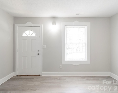 2517 Hemphill Street - Photo Thumbnail 2