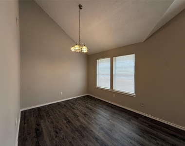 4307 Scarsdale Lane - Photo Thumbnail 7