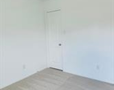 7701 Thornton Drive - Photo Thumbnail 7