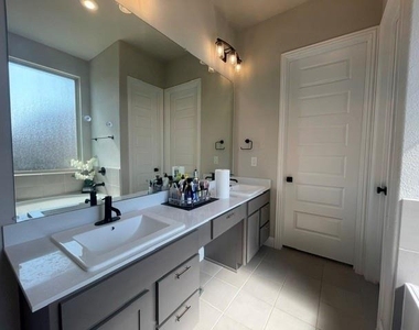 2924 Spirit Woods Lane - Photo Thumbnail 11