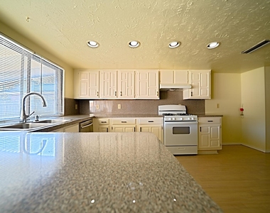 6218 Fallbrook Drive - Photo Thumbnail 9
