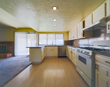 6218 Fallbrook Drive - Photo Thumbnail 7
