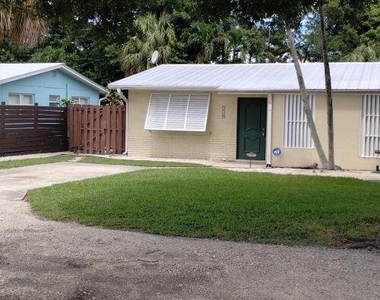 719 Se Stypman Boulevard - Photo Thumbnail 1