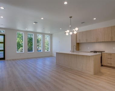 424 N Denver Street - Photo Thumbnail 3