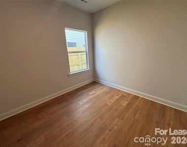 4811 Victoria Avenue - Photo Thumbnail 6