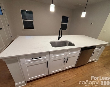 4811 Victoria Avenue - Photo Thumbnail 3