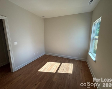 4811 Victoria Avenue - Photo Thumbnail 10