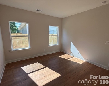 4811 Victoria Avenue - Photo Thumbnail 4