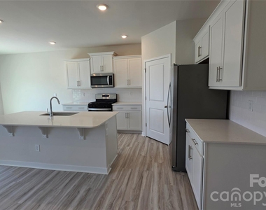 514 Blackpool Court - Photo Thumbnail 3