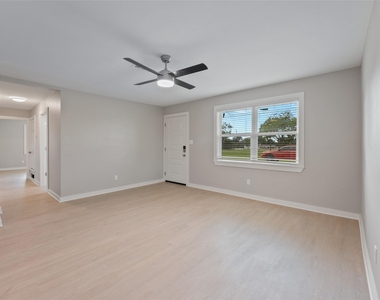 421 S Interurban Street - Photo Thumbnail 11