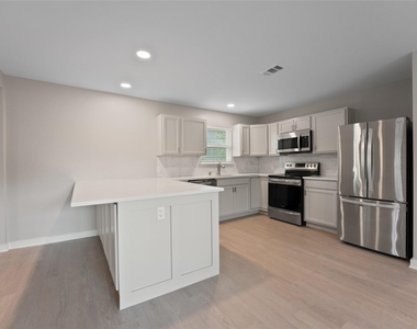 421 S Interurban Street - Photo Thumbnail 12