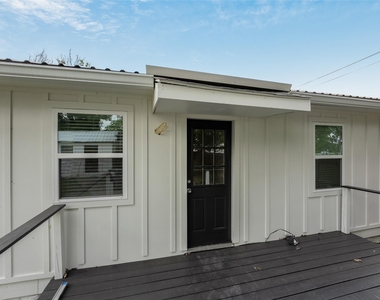 421 S Interurban Street - Photo Thumbnail 2
