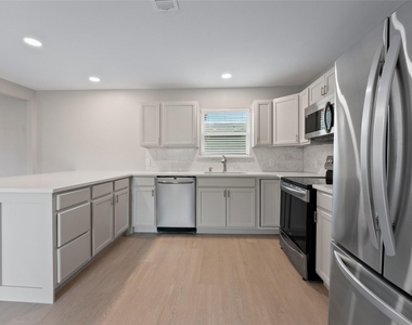 421 S Interurban Street - Photo Thumbnail 3
