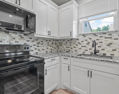 1104 W Elm Street - Photo Thumbnail 4