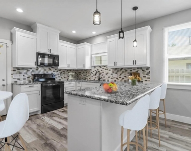 1104 W Elm Street - Photo Thumbnail 3