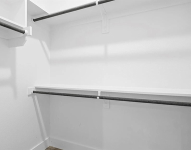 1104 W Elm Street - Photo Thumbnail 22