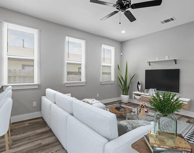 1104 W Elm Street - Photo Thumbnail 8