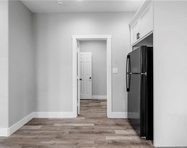 1104 W Elm Street - Photo Thumbnail 6