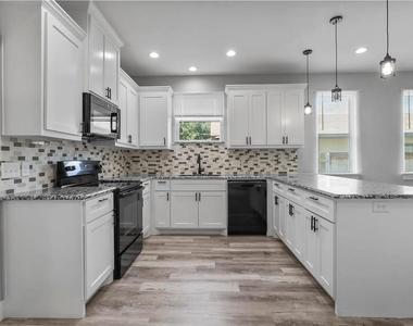 1104 W Elm Street - Photo Thumbnail 2