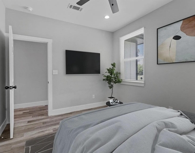 1104 W Elm Street - Photo Thumbnail 16