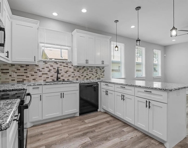 1104 W Elm Street - Photo Thumbnail 5