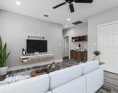 1104 W Elm Street - Photo Thumbnail 9