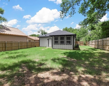 1104 W Elm Street - Photo Thumbnail 27