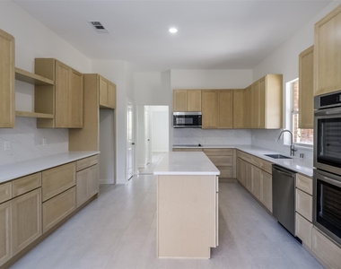 2916 Forestwood Drive - Photo Thumbnail 11