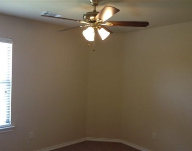 12100 Vista Oak Boulevard - Photo Thumbnail 5