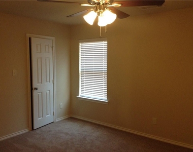 12100 Vista Oak Boulevard - Photo Thumbnail 4