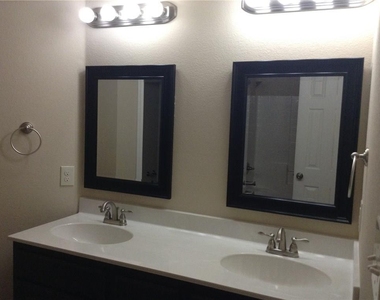12100 Vista Oak Boulevard - Photo Thumbnail 6
