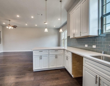 2429 Merriweather Lane - Photo Thumbnail 7