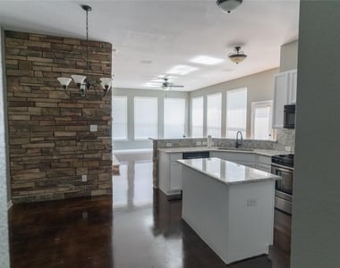 830 Brittany Way - Photo Thumbnail 5