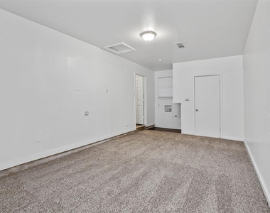 711 N Carroll Boulevard - Photo Thumbnail 9
