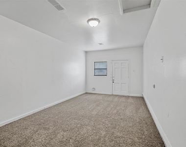 711 N Carroll Boulevard - Photo Thumbnail 8