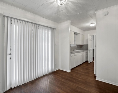 711 N Carroll Boulevard - Photo Thumbnail 2