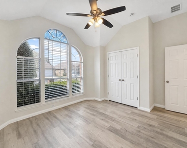 4525 Dragonfly Way - Photo Thumbnail 3