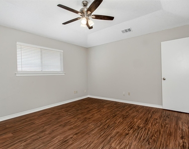 136 Shady Brook Drive - Photo Thumbnail 8