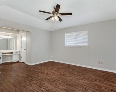 136 Shady Brook Drive - Photo Thumbnail 3