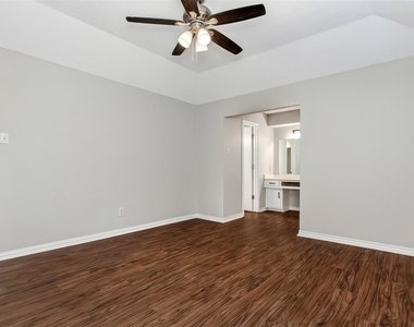 136 Shady Brook Drive - Photo Thumbnail 9