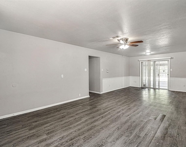 509 Branch Circle W - Photo Thumbnail 4