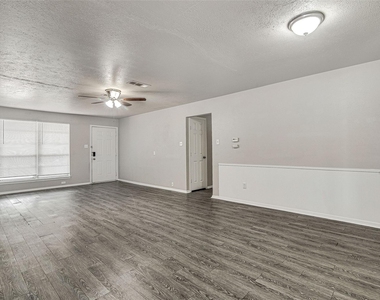 509 Branch Circle W - Photo Thumbnail 2